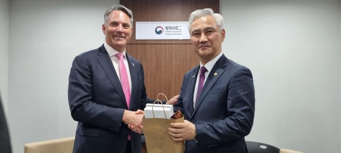 엄동환(오른쪽) 방위사업청장이 18일 리처드 말스 호주 부총리 겸 국방장관과 만나 환담한 뒤 기념품을 교환하고 있다. 방사청 제공