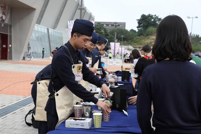 동아리원들이 강릉커피축제에서 방문객들에게 커피를 소개하고 있다.