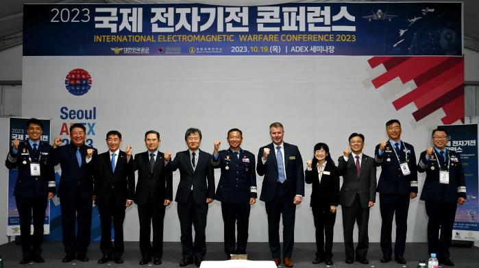 19일 서울 ADEX 2023 세미나장에서 열린 ‘2023 국제 전자기전 콘퍼런스’에 참석한 주요 내·외빈들이 기념사진을 찍고 있다. 공군 제공