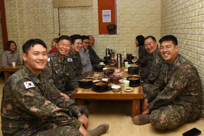 ‘한마음의 날’ 행사의 하나로 횡성지역 식당을 찾은 공군8전투비행단 장병들. 부대 제공