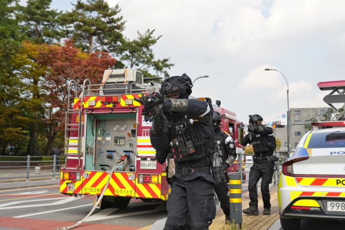 23일 경기도 파주시 일대에서 열린 육군9보병사단 민·관·군·경·소방 합동훈련에서 군사경찰 특임대가 폭발 현장에 투입되고 있다. 부대 제공