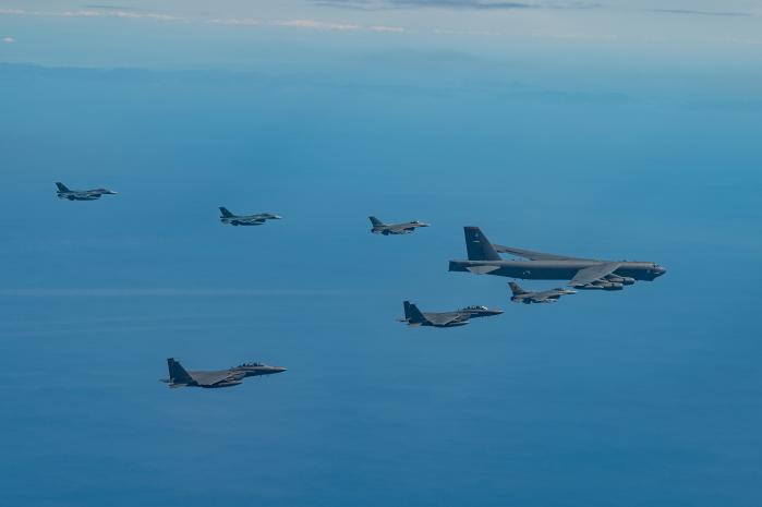 츮  F-15K    B-52H ݱ⡤F-16 , Ϻ װ F-2   ѡ̡ װ 22 ѹݵ  ѡ ĺ(ADIZ) ø  Ʒ ϰ ִ.   װ Ʒ Բ   ̹ ó̴.   