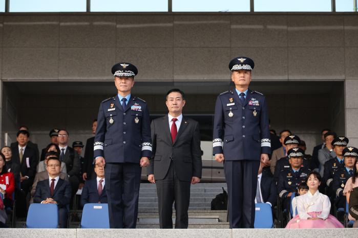 신원식(가운데) 국방부 장관과 이영수(왼쪽) 신임 공군참모총장, 정상화 이임 참모총장이 31일 계룡대 대연병장에서 열린 공군참모총장 이·취임식에서 인사명령 낭독을 듣고 있다. 양동욱 기자