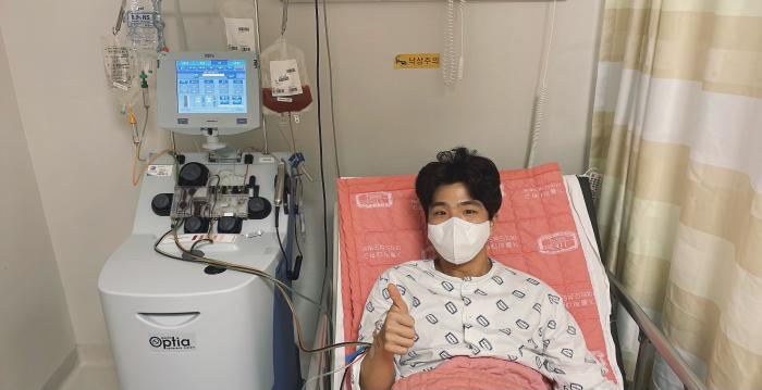 생면부지의 백혈병 환자를 위해 조혈모세포를 채취 중인 육군5군단 항공단 이병문 군무주무관. 부대 제공