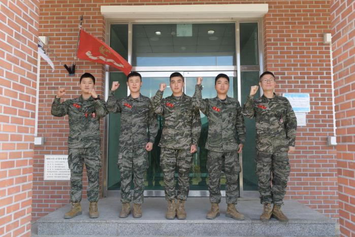어머니에게 조혈모세포를 이식한 해병대2사단 포병여단 5대대 정은제(가운데) 일병과 헌혈증 기부로 응원한 전우들이 파이팅을 외치고 있다. 사진 제공=김태훈 중위(진)
