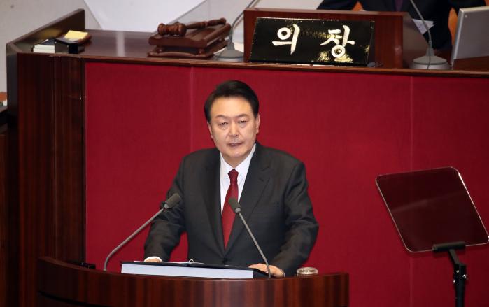 윤석열 대통령이 31일 국회 본회의장에서 2024년도 예산안 및 기금운용계획안에 대한 시정연설을 하고 있다. 연합뉴스
