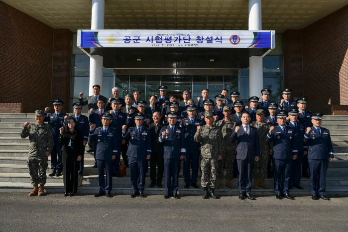 2일 사천기지 안창남문화회관에서 열린 ‘공군시험평가단 창설식’ 중 참석자들이 파이팅을 외치고 있다. 공군 제공