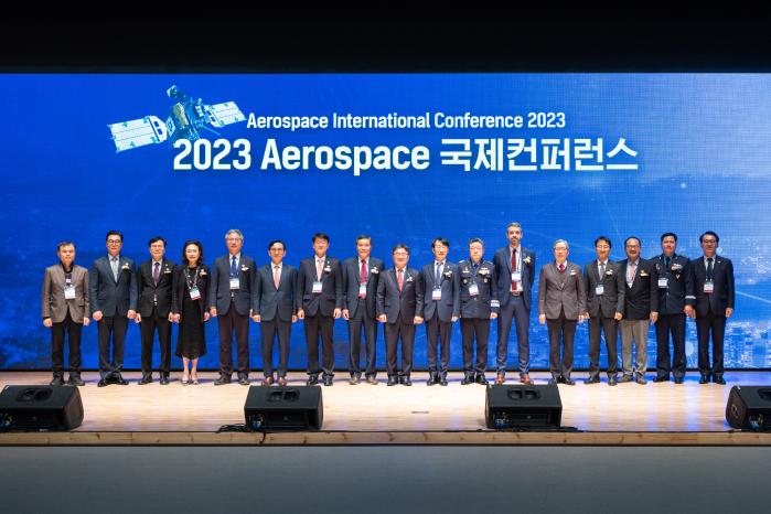 김승조(왼쪽 여덟째) 한국국방마이스연구원 회장을 비롯한 2023 AEROSPACE 국제컨퍼런스 참가자들이 2일 경상국립대 컨벤션센터에서 기념촬영을 하고 있다. 한국국방마이스연구원 제공