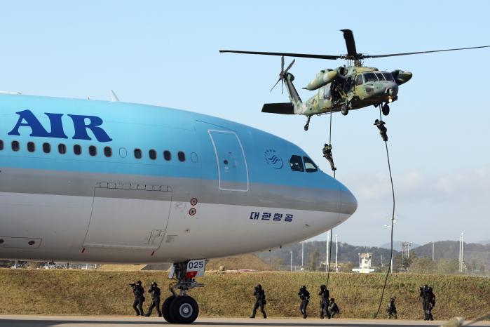 2일 오후 인천국제공항 주기장에서 진행된 ‘2023 국가 대테러종합훈련’에서 육군특수전사령부 특수임무단 장병들이 항공기 피랍 상황에 대응하기 위해 급속 헬기 로프 하강하고 있다. 테러 대비태세 점검을 위해 마련된 이날 훈련에는 국무조정실 대테러센터를 비롯해 국방부·국토교통부·환경부·경찰청·소방청·관세청·국가정보원 등 12개 기관에서 300여 명이 참가했다. 이들은 △화생방 공격 △항공기 피랍 △공항시설 테러범 난입 등 동시다발 복합테러에 대한 통합작전 역량을 끌어올리고, 새로운 안보위협 요소로 부상하는 안티드론시스템을 집중 점검했다. 양동욱 기자