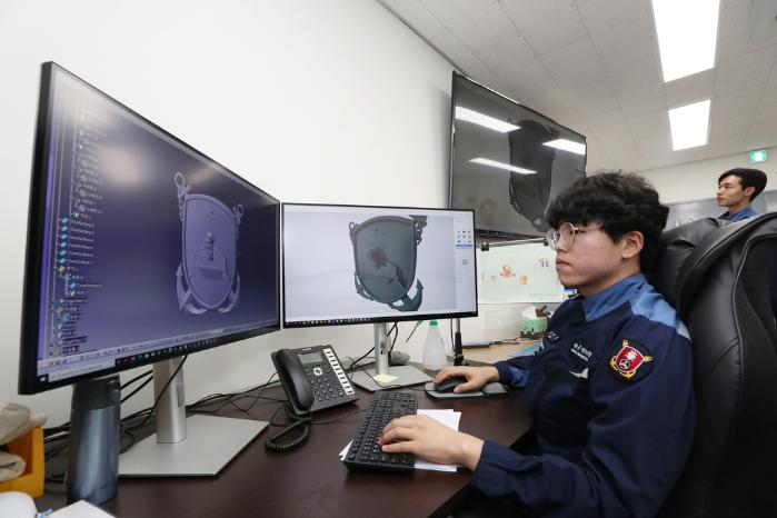 해군3함대 수리창 디자인 팩토리 소속 군무원이 제품을 만들기 위해 3D 랜더링 작업을 하고 있다