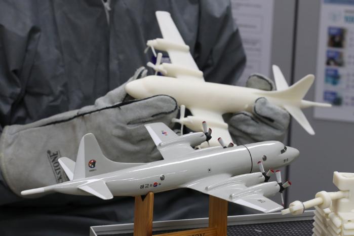 3함대 수리창 디자인 팩토리에서 3D 프린터로 만든 P-3C 해상초계기 교보재