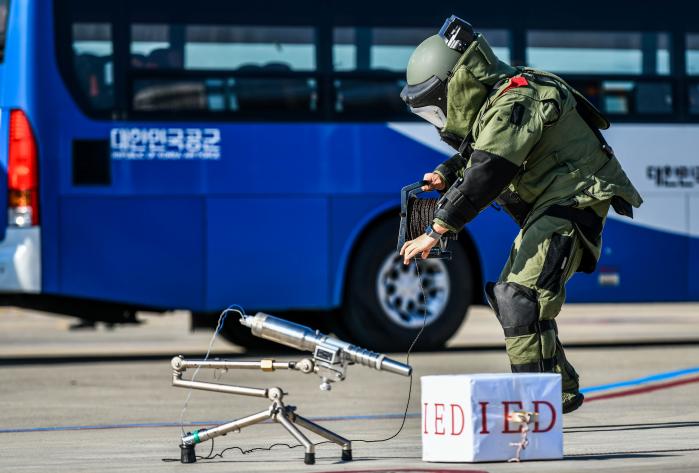 경찰특공대 폭발물처리반이 지난 3일 ‘민·관·군 합동 대구공항 대테러 훈련’ 중 급조폭발물(IED)을 제거 하고 있다. 사진 제공=한윤창 하사