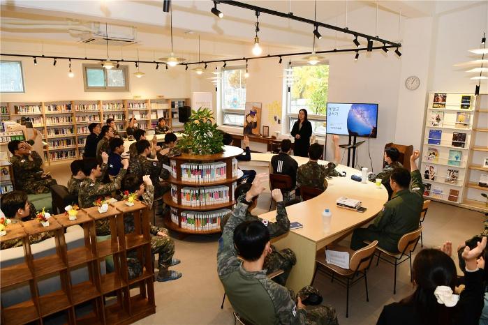 나민애 서울대학교 교수가 공군15특수임무비행단 ‘한성사랑도서관’ 재개관식에서 장병들을 대상으로 서평 강연을 하고 있다. 부대 제공