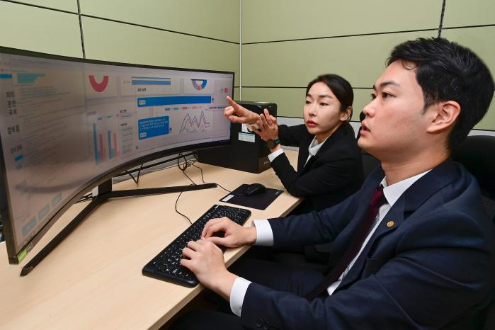 공군검찰단 군검사(오른쪽)와 수사관이 AI 사건처리 시스템을 활용해 유사 사건의 형량 통계 등 참고자료를 검토하고 있다. 공군 제공