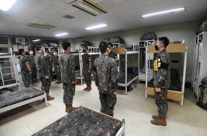 육군22사단 OO소초에서 당직부사관이 야간점호를 하고 있다. 국방부는 비교적 적게 지급됐던 군인의 당직근무비를 일반 공무원 수준으로 올린다고 밝혔다.