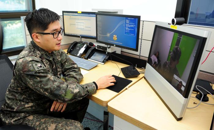 국군의무사령부 군의관이 격오지인 흑산도에서 근무하는 장병에게 원격진료를 하고 있다. 국방일보 DB