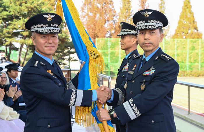 8일 공군작전사 연병장에서 열린 41대 공군작전사령관 취임식에서 이영수(왼쪽) 공군참모총장이 김형수 사령관에게 부대기를 이양하고 있다. 부대 제공