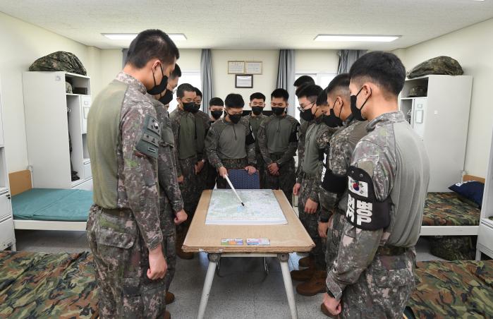 육군6보병사단 ○○소초 생활관에서 소초장이 장병들과 작전 토의를 하고 있다.