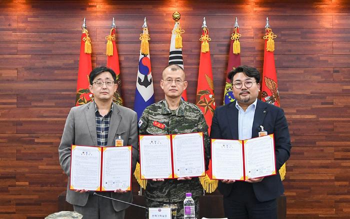 지난 10일 해병대사령부 대회의실에서 박승일(준장·가운데) 해병대사령부 전력기획실장, 김규홍(왼쪽) 서울대 시흥캠퍼스본부장, 최명진 한국무인이동체연구조합 이사장이 업무협약을 체결한 뒤 기념촬영을 하고 있다. 해병대 제공