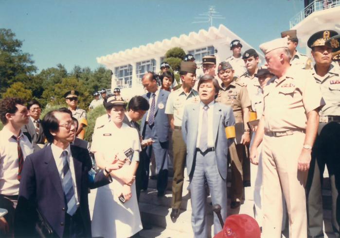 1980년대 후반 판문점 앞에서 수석대표가 군사정전회담이 끝난 뒤 기자들에게 브리핑하고 있다. 사진은 김영규(왼쪽) 공보관이 마이크를 들고 취재 지원을 하는 모습.