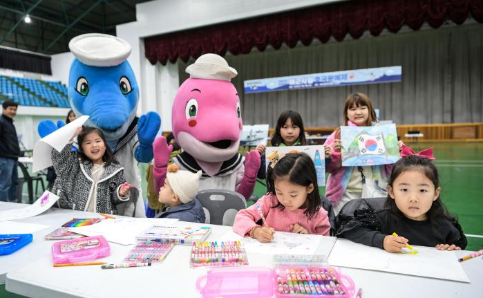 해군2함대사령부가 개최한 부대개방·호국문예제에서 어린이들이 그림을 그리고 있다. 부대 제공