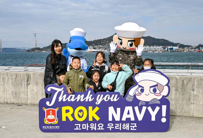 해군3함대사령부 부대개방 행사를 찾은 시민들이 포토존에서 기념촬영을 하고 있다. 부대 제공
