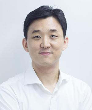 필자 임성준은 카카오·야후코리아·네이버에서 경력을 쌓은 뒤 주거공간 임대차 플랫폼 '스테이즈'를 창업했다. 저서로 『스타트업 아이템 발굴부터 투자유치까지』가 있다.