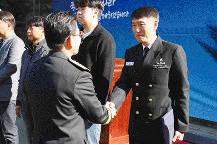 해군군수사령부 박상윤 상사가 진주소방서장으로부터 표창을 받고 있다. 진주소방서 제공