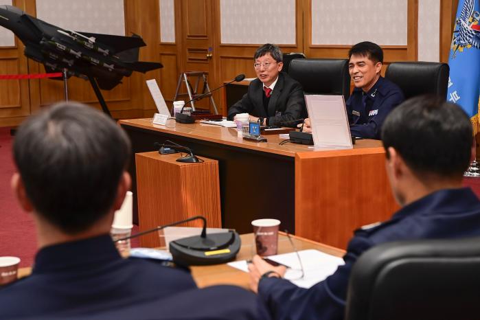 정선규(소장·오른쪽) 공군본부 군수참모부장과 오재학 한국교통연구원장이 14일 ‘물류 발전 공동세미나’에서 모두발언을 하고 있다. 공군 제공