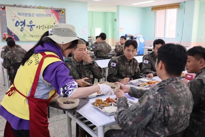 15일 육군2작전사령부 1신속기동대대에서 진행된 사랑의 징검다리 봉사단 ‘짜장면 데이(Day)’ 행사에서 장병들이 짜장면을 먹고 있다. 부대 제공