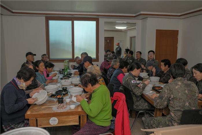 공군8전투비행단 장병들이 강원도 횡성군 가담1리 마을 주민들과 함께 식사하며 소통의 시간을 보내고 있다. 부대 제공