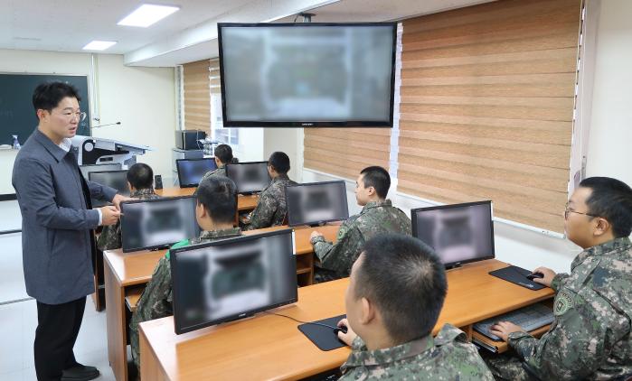 육군정보통신학교에서 ‘VR 기반 PC용 통신장비 교육 프로그램’을 활용해 통신 특기병들을 교육하고 있다. 육군 제공