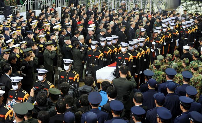 연평도 포격전 전사자 합동 영결식에서 고 서정우 하사와 고 문광욱 일병의 영정이 운구되고 있다. 국방일보 DB