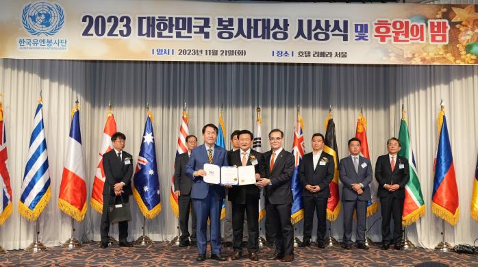 21일 정재관 군인공제회 이사장(가운데)이 ‘2023년 대한민국 봉사대상’을 수상한 뒤 기념촬영하고 있다. 군인공제회 제공