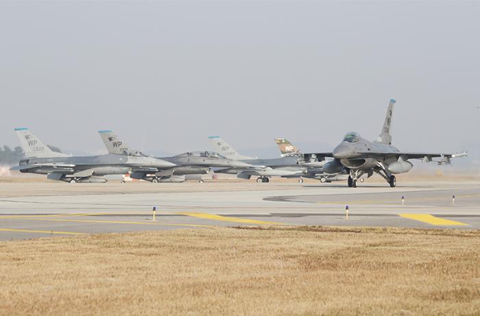 지난 15일 군산기지 활주로에 미8전투비행단 F-16 전투기 편대가 출격 대기하고 있다. 전투기 수직꼬리날개에 늑대를 형상화한 부대 마크와 WP(울프팩) 글자가 보인다.
