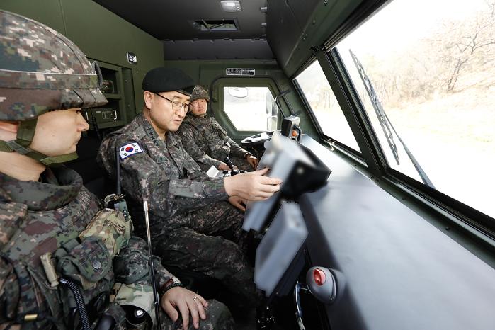 박안수(가운데) 육군참모총장이 23일 미사일전략사령부 예하 부대를 방문해 이동식 발사대에서 발사 절차를 확인하고 있다. 육군 제공
