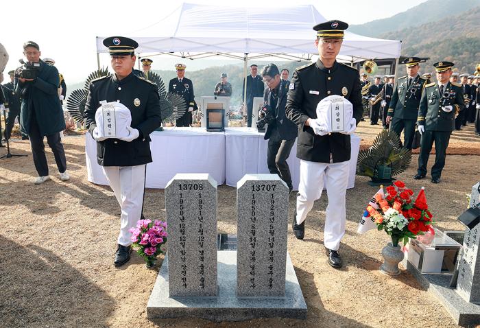 23일 국립대전현충원에서 '호국의 형제' 고(故) 최상락 하사·최임락 일병의 안장식이 엄숙히 거행되고 있다.