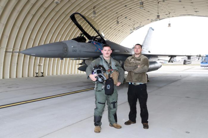 울프팩 F-16 조종사(왼쪽)와 정비사