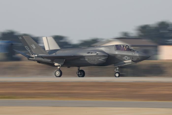 군산기지에 착륙하는 미 해병대 F-35B 전투기