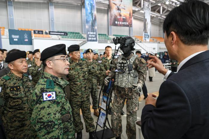 곽종근 육군특수전사령관이 지난 23일 부대에서 열린 2023년 특수작전 장비 전시회에서 업체 관계자로부터 특수작전 장비에 대한 설명을 듣고 있다.