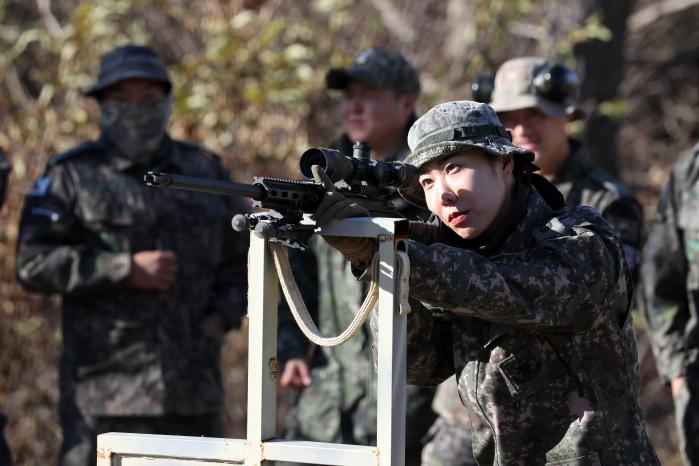 육군1군단 특공연대가 지난 21일 경기도 파주시 저격수 종합사격장에서 개최한 ‘저격수 집체교육’ 중 교육생이 저격총으로 표적을 조준하고 있다.