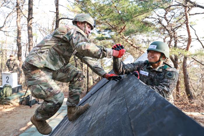 육군55보병사단 탱고대대와 미8군 탱고경비중대 장병이 유격훈련 중 ‘전우와 담장 넘기’ 과제를 수행하고 있다.