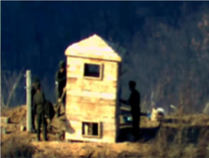 국방부는 지난 24일부터 북한이 동부전선 감시초소에서 감시소를 복원하는 정황을 지상 촬영장비와 열상감시장비 등으로 식별했다고 27일 밝혔다. 북한군이 구조물을 만드는 모습. 국방부 제공