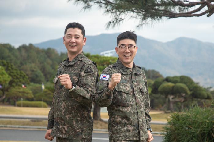 교통사고 현장에서 시민을 구조한 육군본부 동원참모부 김상곤(왼쪽)·김윤배 중령. 육군 제공