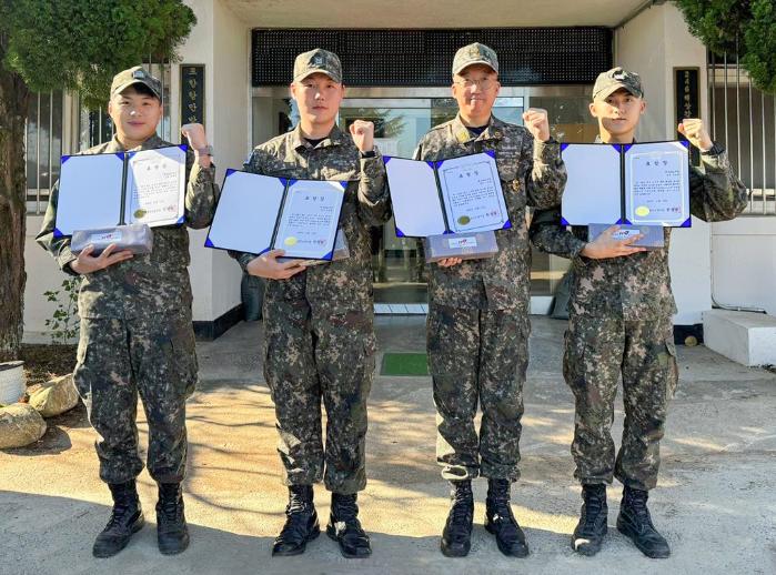 차량 전복 사고 현장을 신속히 수습해 사고자의 목숨을 구하고 2차 사고를 막은 이승윤(준위·오른쪽 둘째) 운용대장 등 해군1함대 246해상감시장비운용대 장병들이 울진소방서로부터 받은 표창을 들어 보이고 있다. 부대 제공