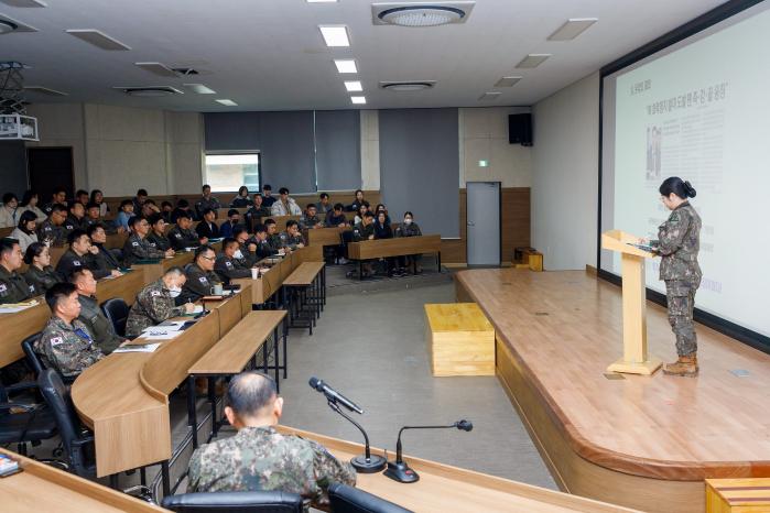 28일 개최된 육군53보병사단 ‘현 안보상황 관련 지휘관 특별정신교육’ 참석자들이 발표를 경청하고 있다. 부대 제공