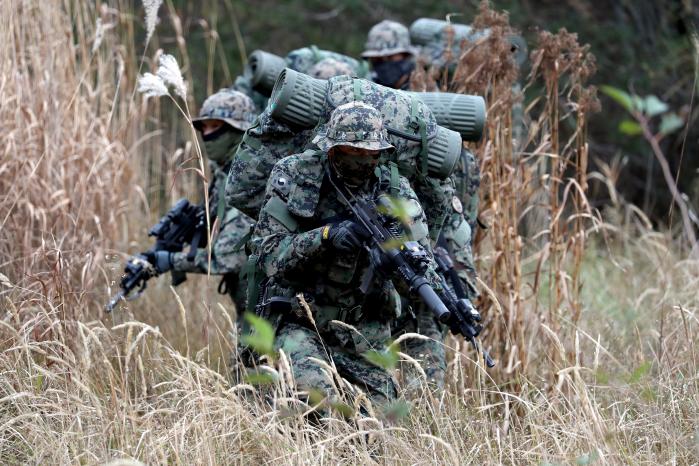 신중한 발걸음 육군특수전사령부 귀성부대 멧돼지대대 장병들이 지난 9일 대구시 군위군 화산산악훈련장에서 자체적으로 마련한 팀 단위 적 후방지역 침투 훈련을 하고 있다. 조종원 기자