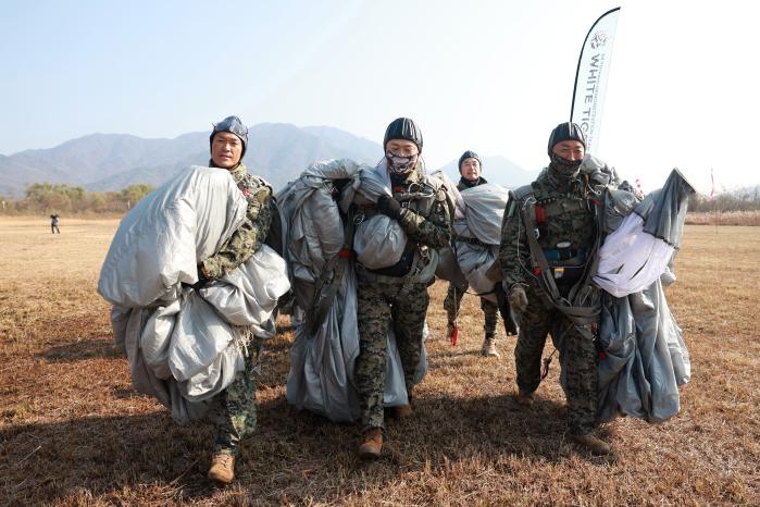 강하를 마치고… 지난 15일 경기도 하남시 고공훈련장에서 개최된 제45회 육군특수전사령관배 고공강하 경연대회에서 장병들이 정밀 강하를 마친 뒤 경기장을 나서고 있다. 김병문 기자