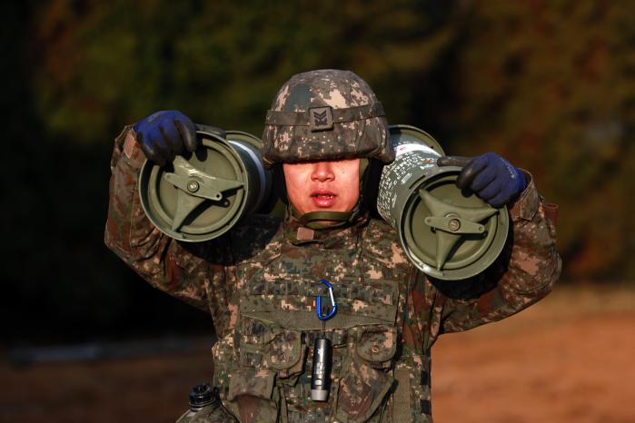 훈련이 끝난 뒤 장약통을 정리하는 모습.