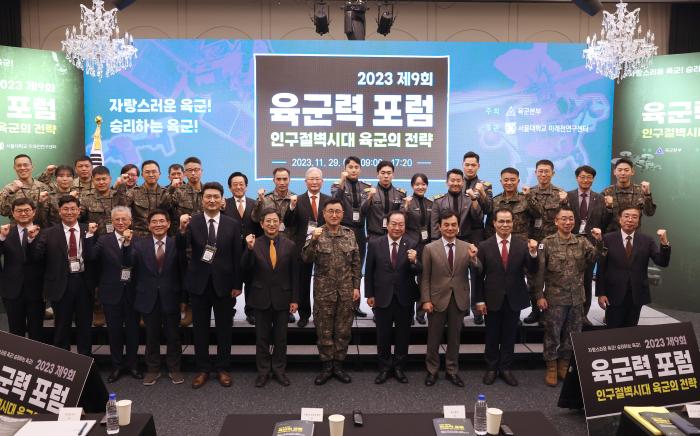 29일 육군과 서울대 미래전연구센터가 서울 로카우스호텔에서 개최한 ‘제9회 육군력 포럼’에서 박안수(앞줄 오른쪽 여섯째) 육군참모총장, 한기호(앞줄 오른쪽 다섯째) 국회 국방위원장, 안규백(앞줄 오른쪽 넷째) 국방위원 등 참석자들이 파이팅을 외치고 있다. 양동욱 기자